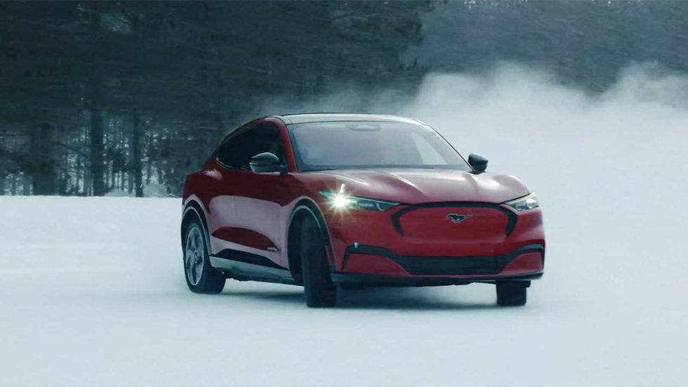 Ford Mustang Mach-E 2021: así derrapa ya en la nieve el próximo SUV eléctrico. | Foto: captura vídeo Roadshow