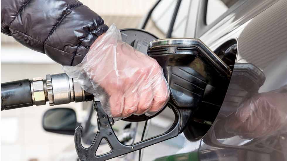 Cómo evitar el contagio de coronavirus al repostar gasolina o Diésel 