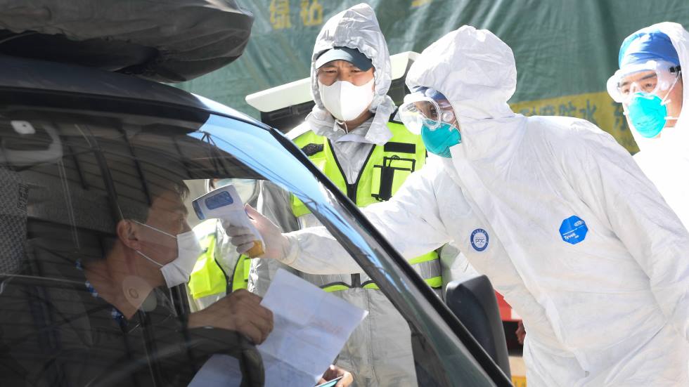 Un control de temperatura realizado a las afueras de Wuhan (China) como control preventivo del coronavirus (Imagen: Cordon Press)