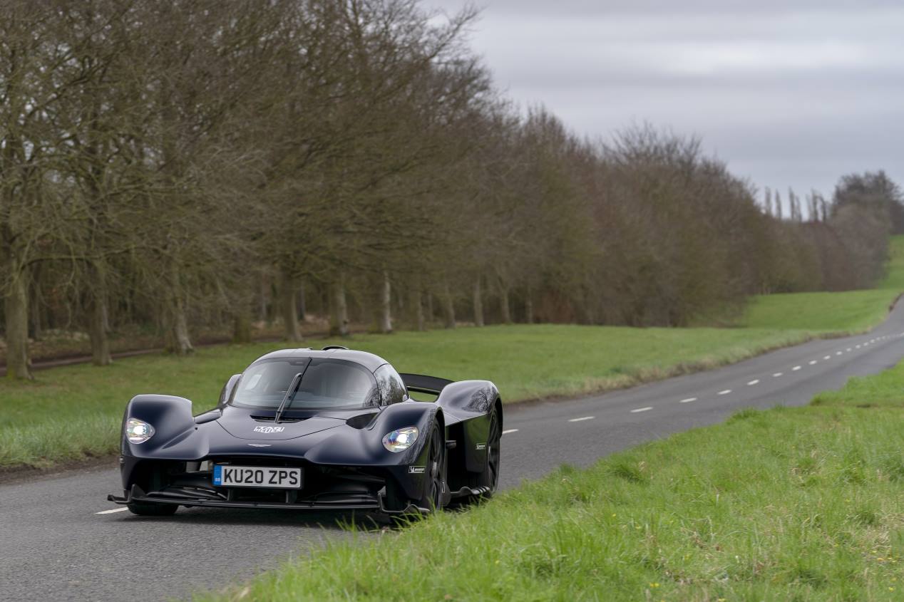 Aston Martin Valkyrie: el hiperdeportivo de más de 1.000 CV ya rueda en tráfico abierto