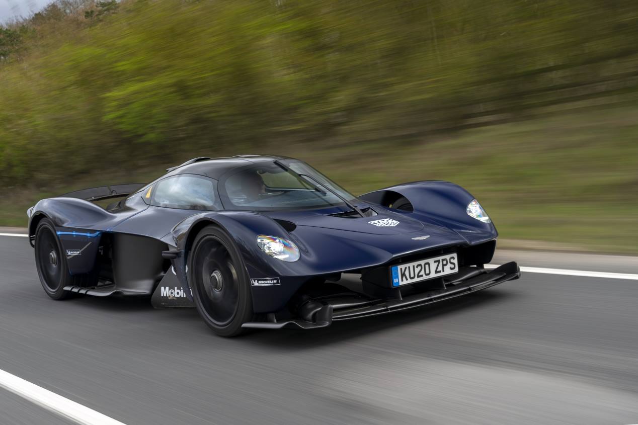 Aston Martin Valkyrie: el hiperdeportivo de más de 1.000 CV ya rueda en tráfico abierto