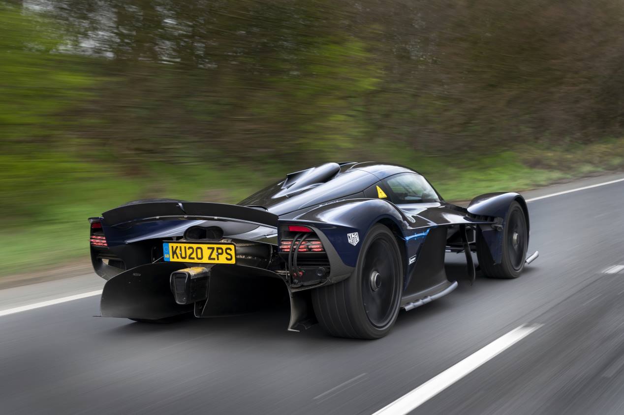 Aston Martin Valkyrie: el hiperdeportivo de más de 1.000 CV ya rueda en tráfico abierto