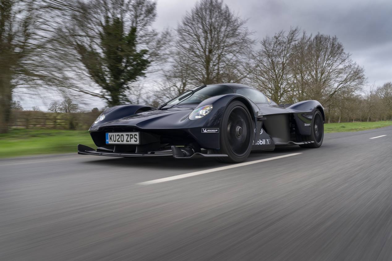Aston Martin Valkyrie: el hiperdeportivo de más de 1.000 CV ya rueda en tráfico abierto