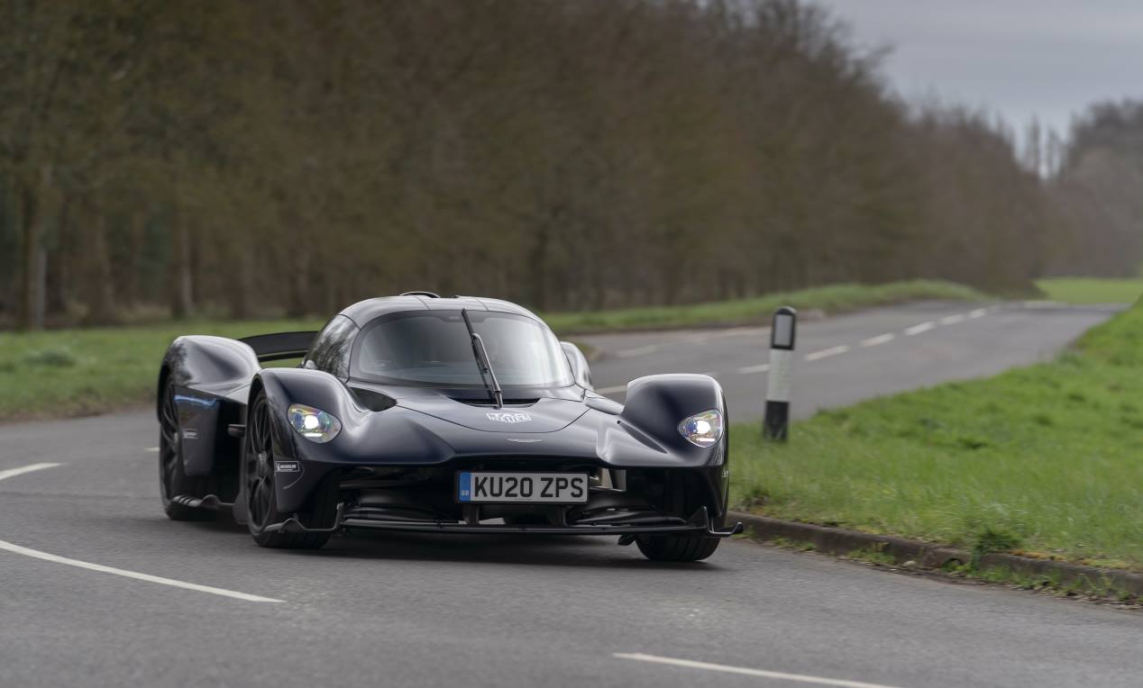 Aston Martin Valkyrie: el hiperdeportivo de más de 1.000 CV ya rueda en tráfico abierto
