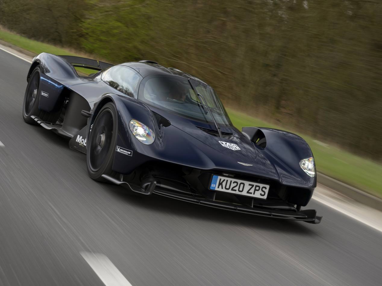 Aston Martin Valkyrie: el hiperdeportivo de más de 1.000 CV ya rueda en tráfico abierto