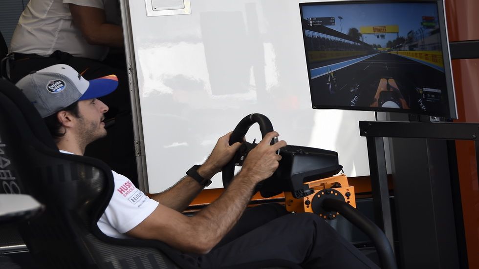 Sainz no pierde ocasión de pilotar, aunque sea en eSports