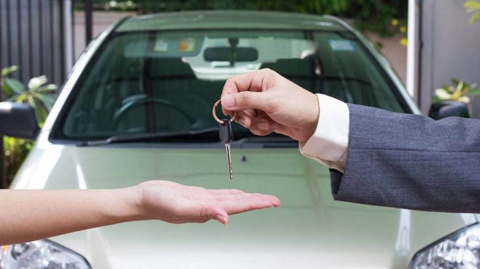 Comprar coche usado. Qué debe incluir el contrato de compraventa