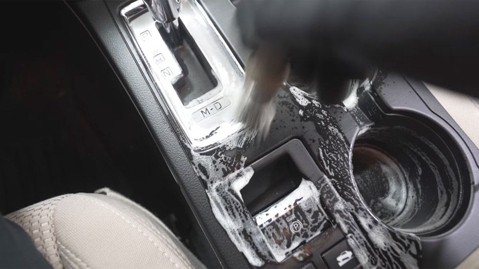 Cómo limpiar y desinfectar bien el interior del coche con estos sencillos trucos
