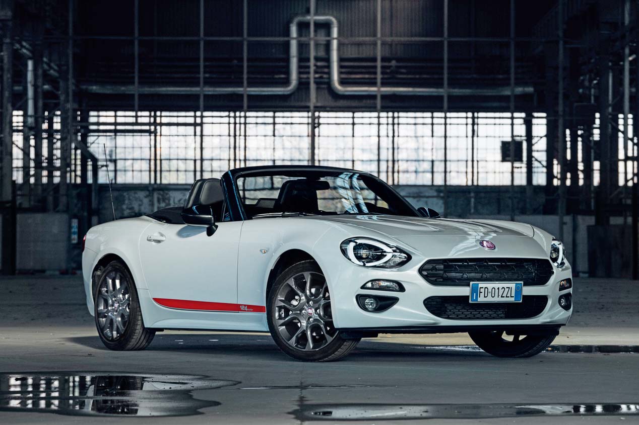 Imágenes de los coches que dicen adiós en 2020: Mercedes SLK, Volvo V40, Opel Adam…