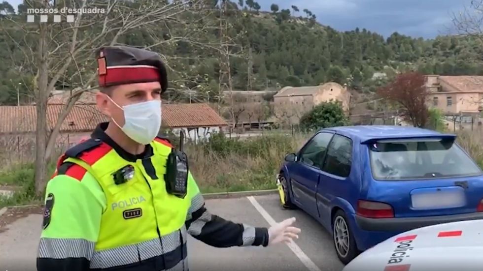 Se salta un control, lleva personas escondidas en asientos y maletero, y no tiene carné