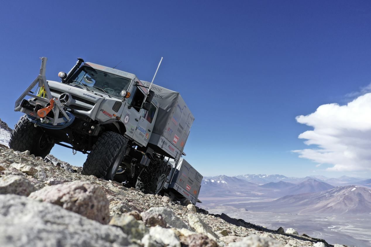 Dos Mercedes Unimog  U5023 baten el récord de altura de un camión