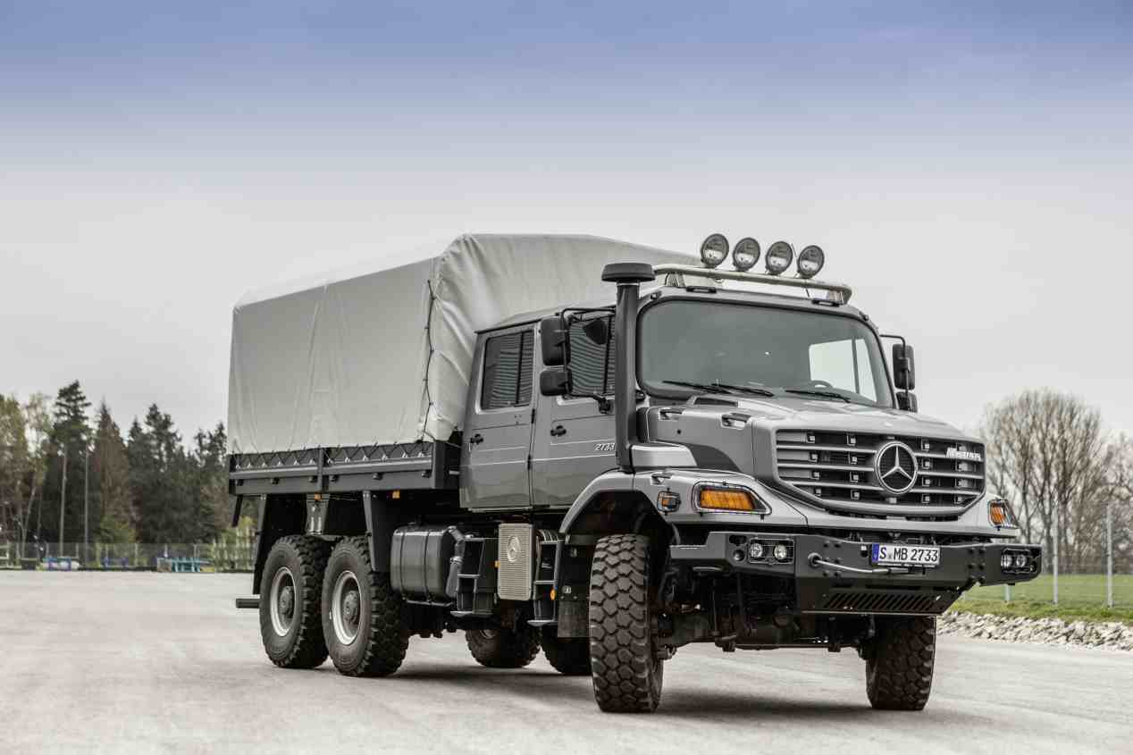 Dos Mercedes Unimog  U5023 baten el récord de altura de un camión