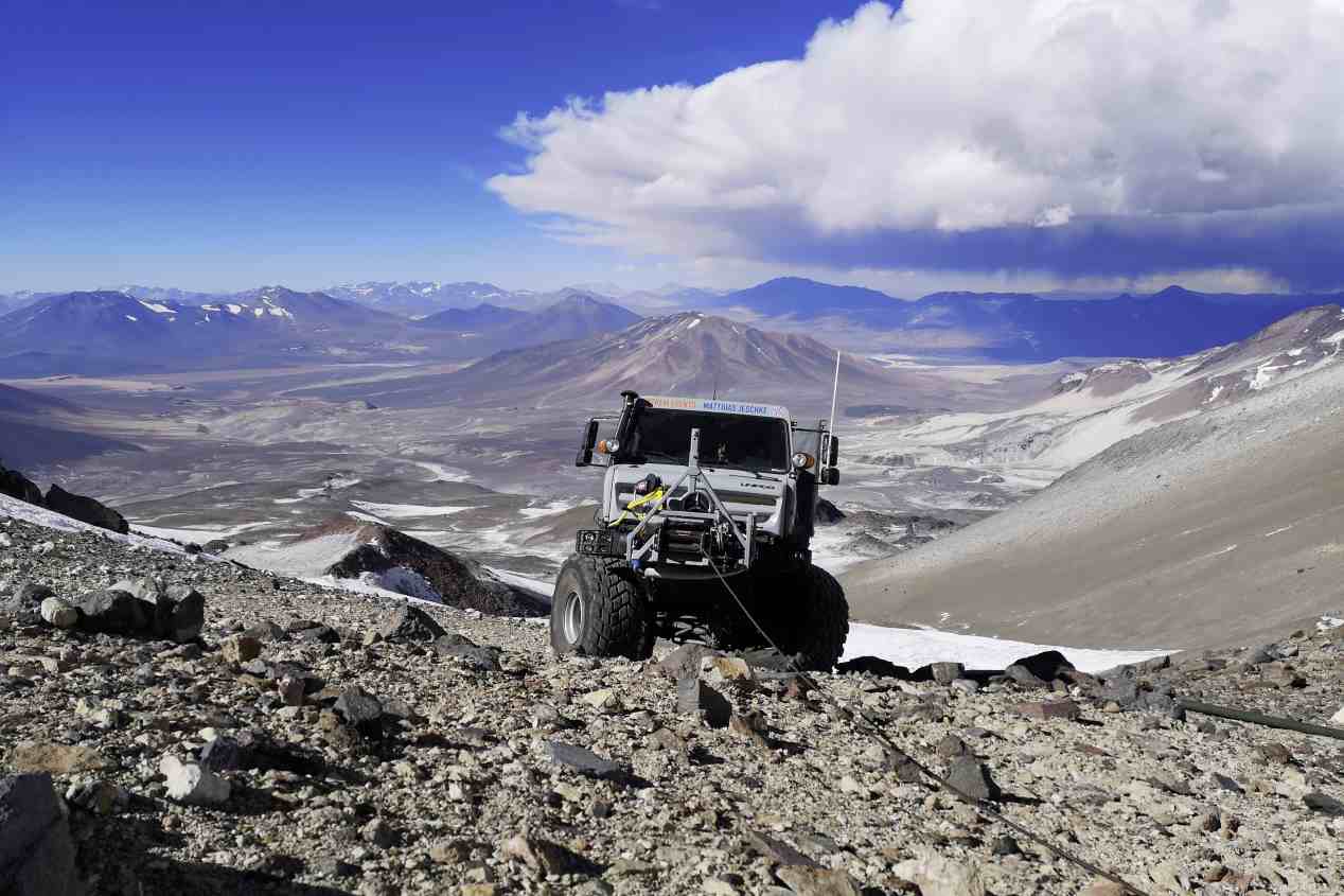 Dos Mercedes Unimog  U5023 baten el récord de altura de un camión