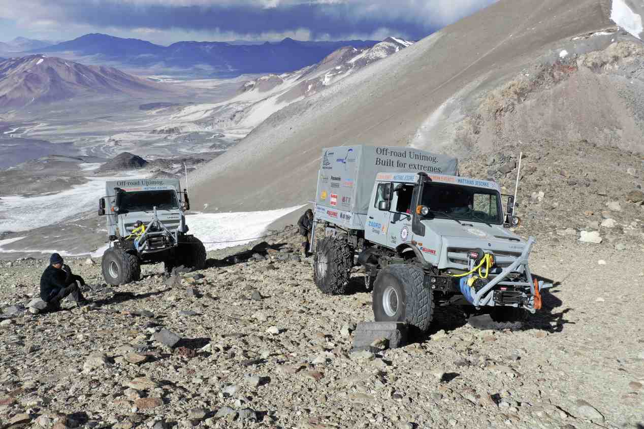 Dos Mercedes Unimog  U5023 baten el récord de altura de un camión