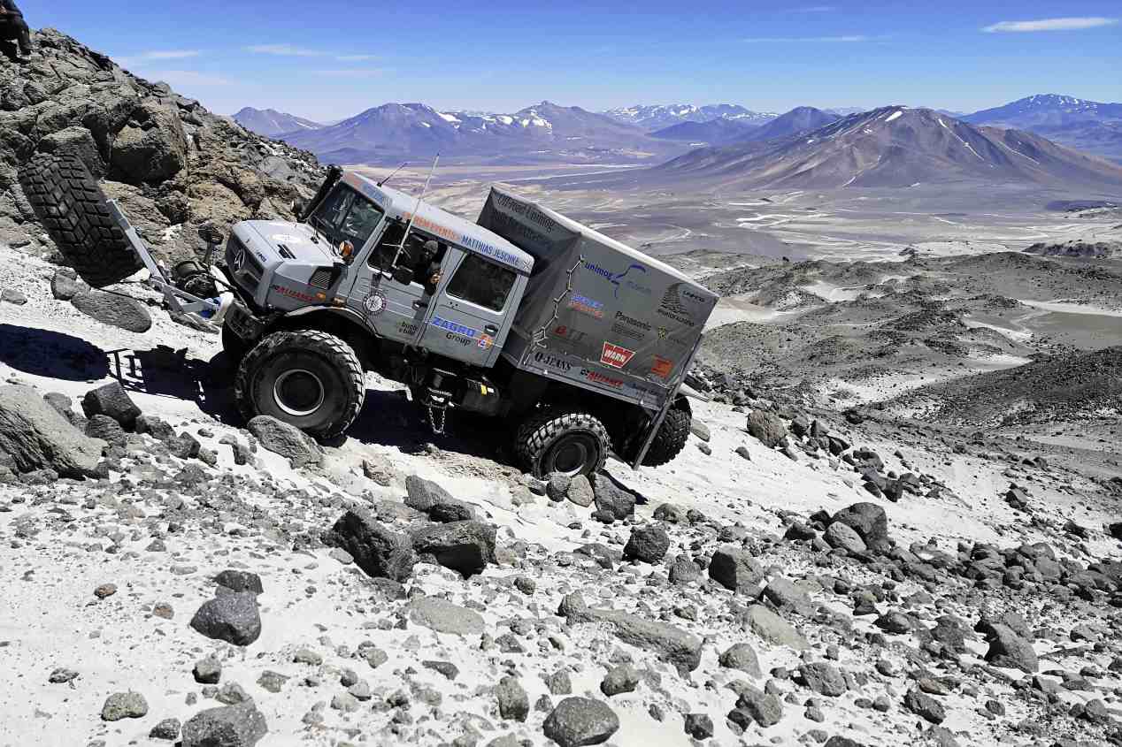 Dos Mercedes Unimog  U5023 baten el récord de altura de un camión