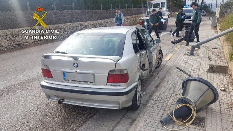 Detenido por saltarse el confinamiento sin carné ni seguro, y agredir a un agente