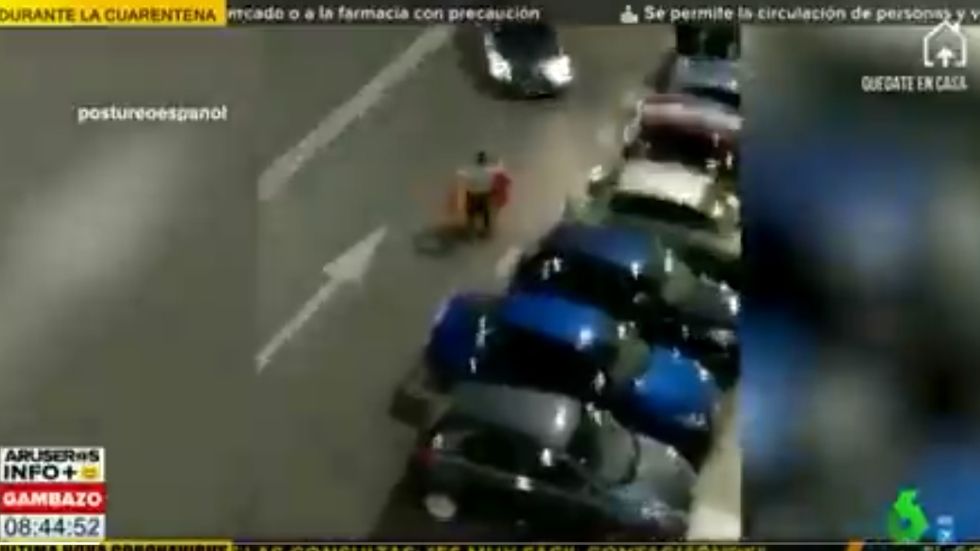 Increíble: pillado “toreando” a coches en carretera en pleno confinamiento