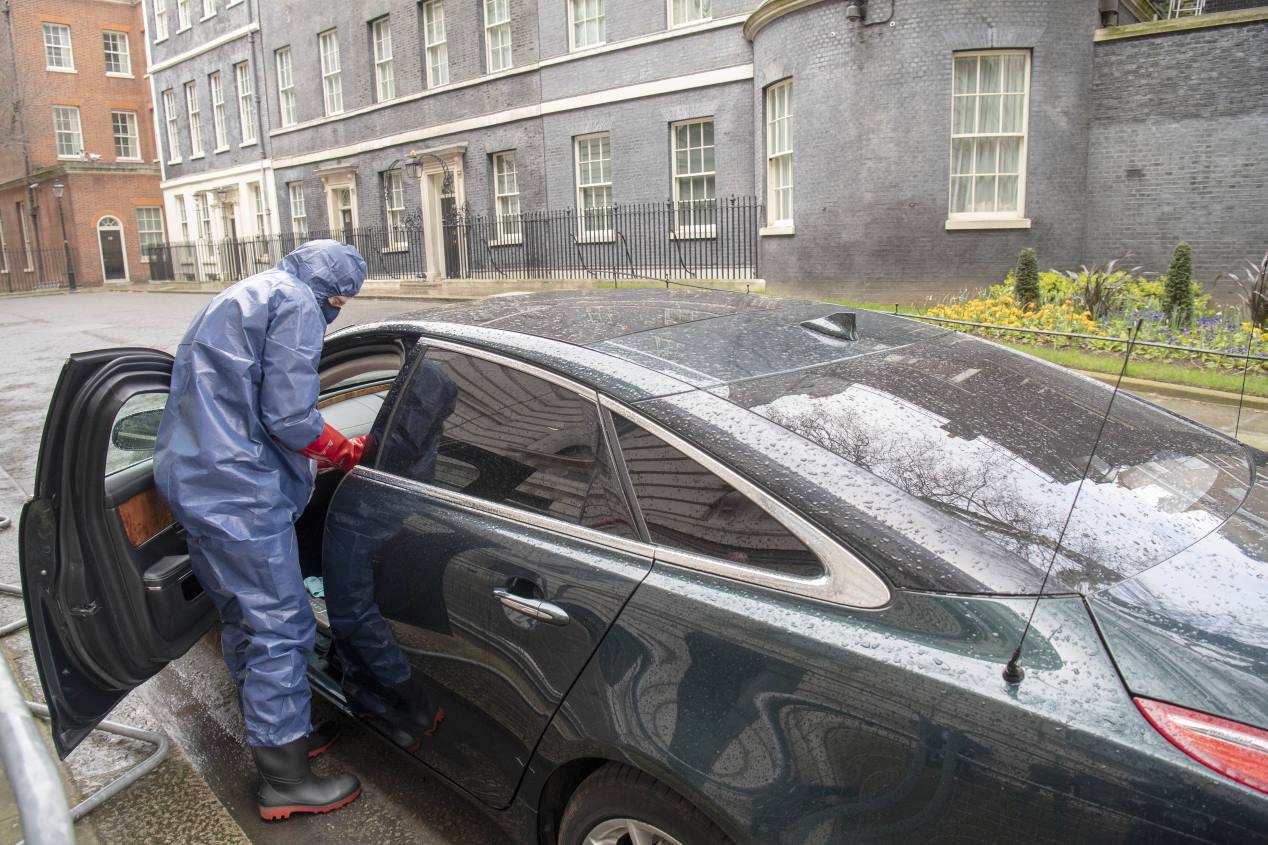 La desinfección del coche de Boris Johnson, en imágenes