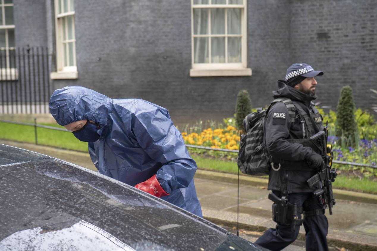 La desinfección del coche de Boris Johnson, en imágenes