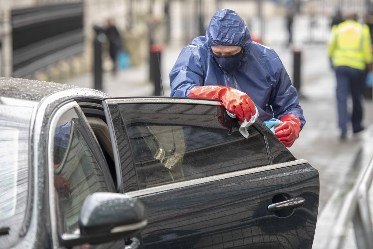 La desinfección del coche de Boris Johnson, en imágenes