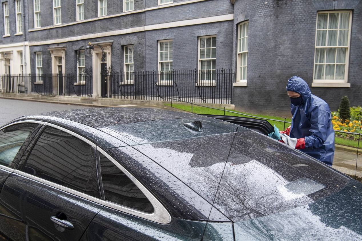 La desinfección del coche de Boris Johnson, en imágenes