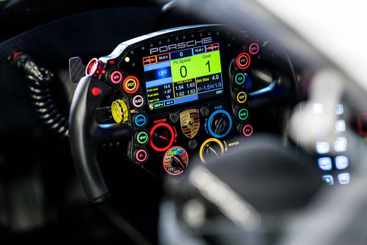 La evolución de los volantes de Porsche en competición 