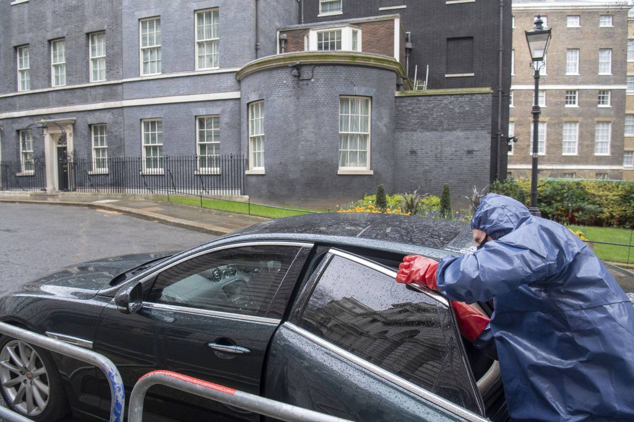 La desinfección del coche de Boris Johnson, en imágenes