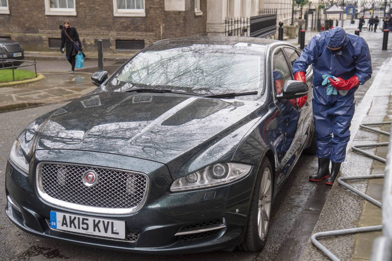 La desinfección del coche de Boris Johnson, en imágenes