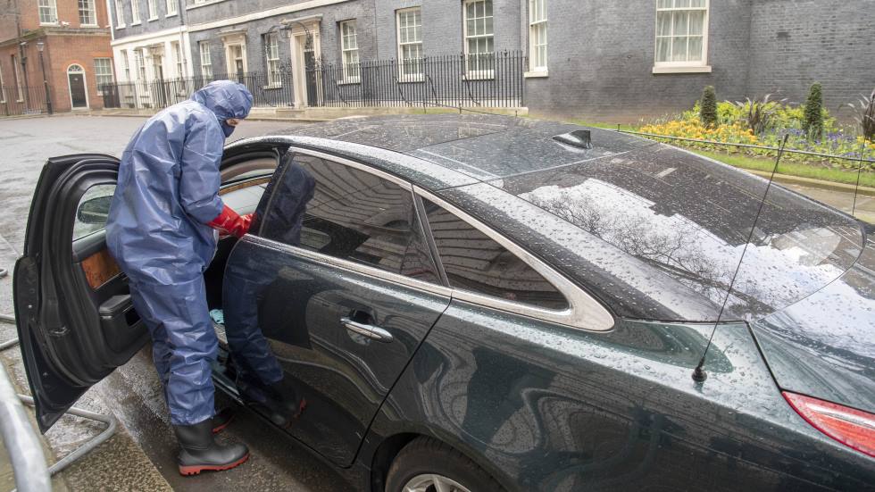 Así se desinfecta el coche del primer ministro de Reino Unido, Boris Johnson (galería de fotos)