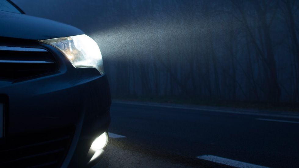 A 2 de cada 3 conductores españoles les cuesta ver la carretera de noche. | Foto: iStock