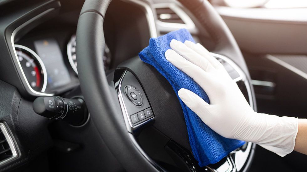 ¿Tienes que regresar ya al trabajo? Así puedes desinfectar tu coche de forma segura