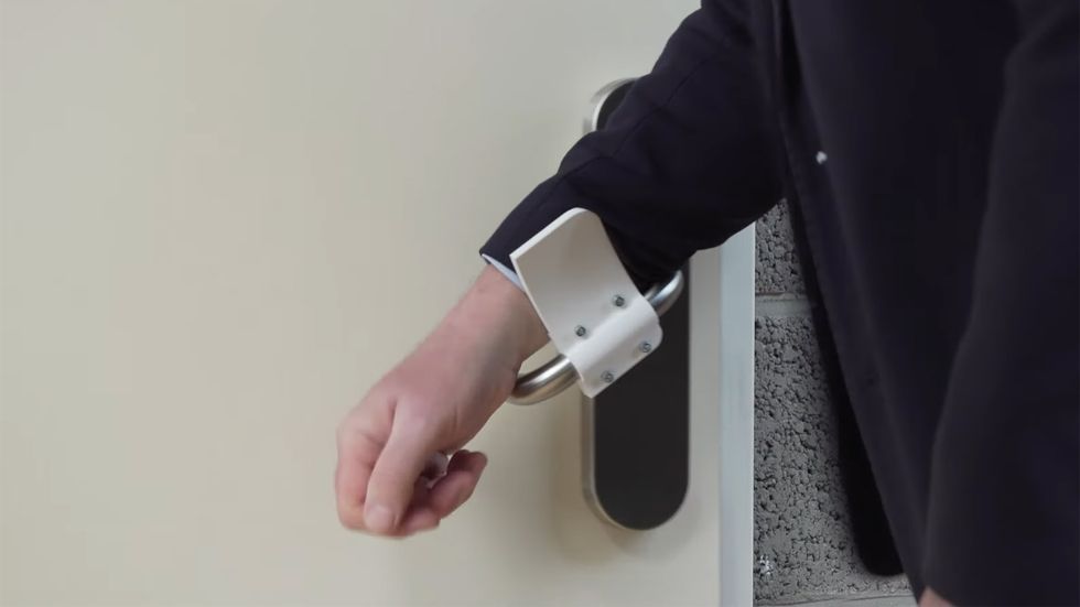 Toyota crea un sistema para abrir las puertas sin usar las manos
