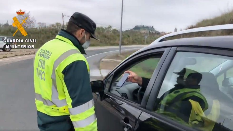 Imagen de un control de la Guardia Civil durante el confinamiento.