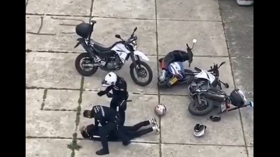 Vídeo: así detuvo la policía a un hombre que se saltó la cuarentena y huyó en moto