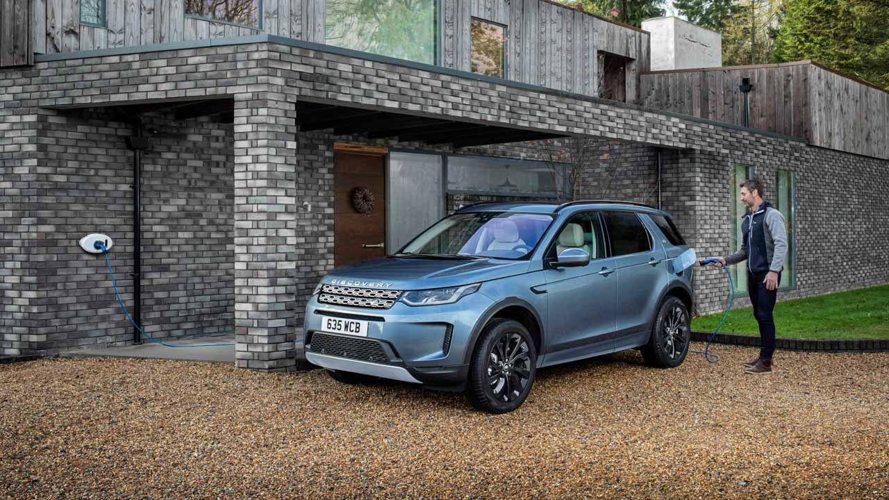Evoque y Discovery Sport P300e, nuevo híbrido enchufable para los SUV de Land Rover