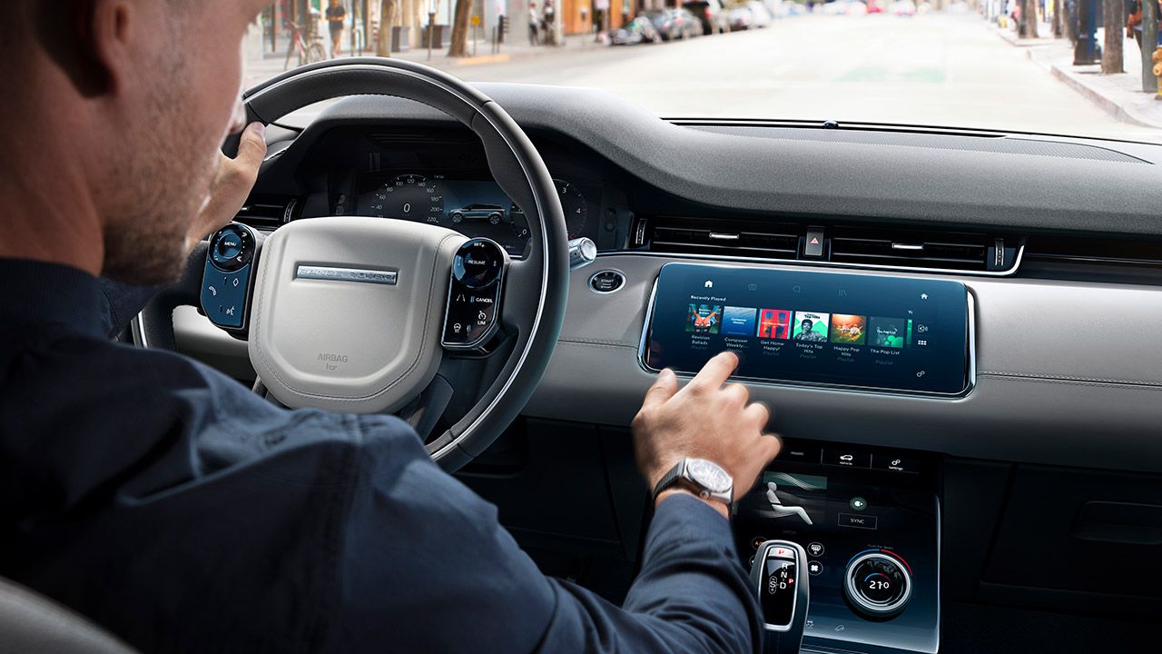 Evoque y Discovery Sport P300e, nuevo híbrido enchufable para los SUV de Land Rover