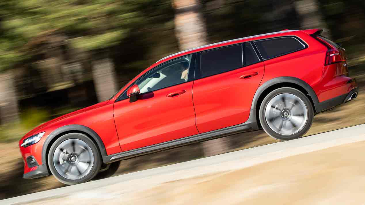 Volkswagen Passat Alltrack Vs Volvo V60 AWD: berlinas de forma, SUV de fondo con motores diesel y tracción integral