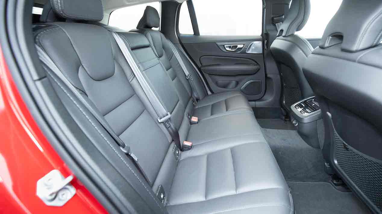 Volkswagen Passat Alltrack Vs Volvo V60 AWD: berlinas de forma, SUV de fondo con motores diesel y tracción integral