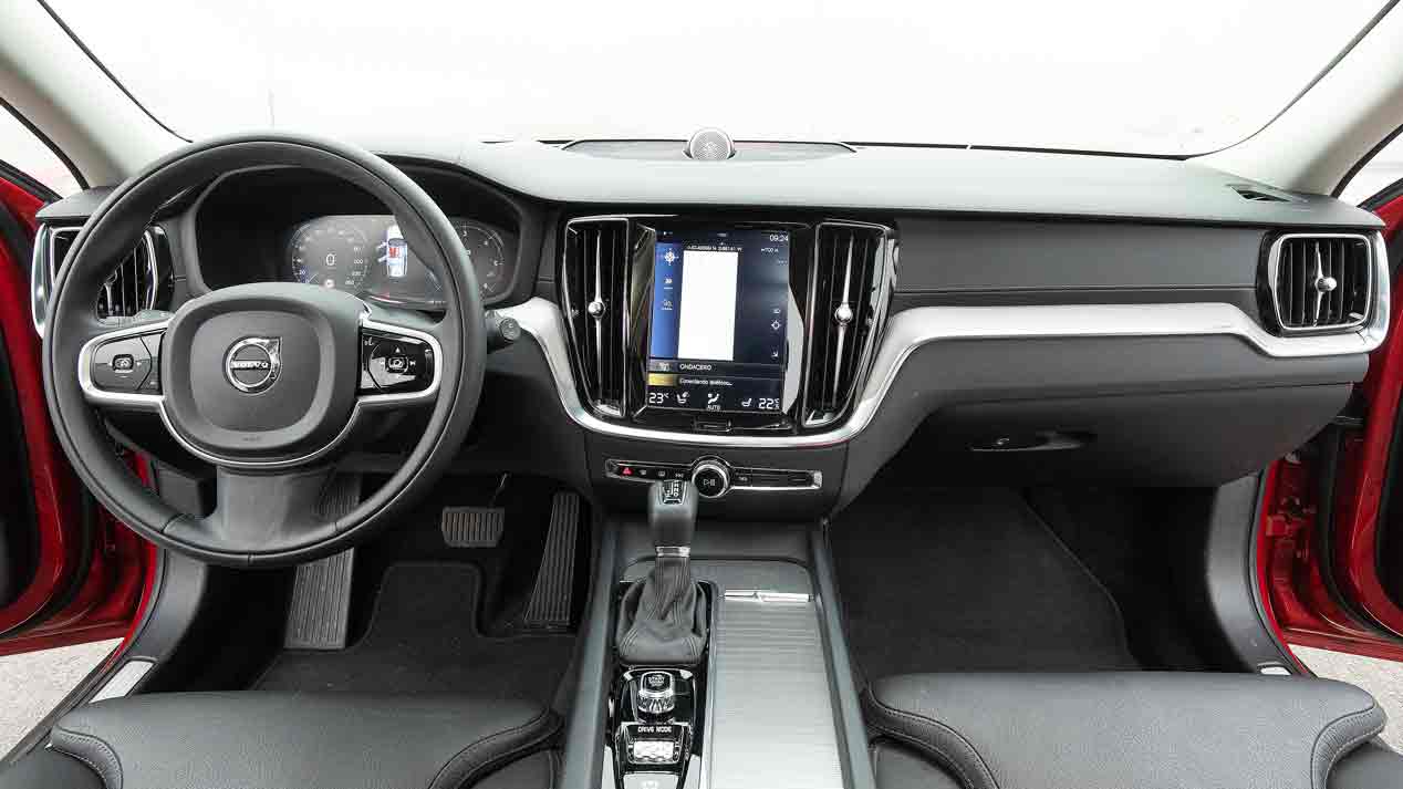 Volkswagen Passat Alltrack Vs Volvo V60 AWD: berlinas de forma, SUV de fondo con motores diesel y tracción integral