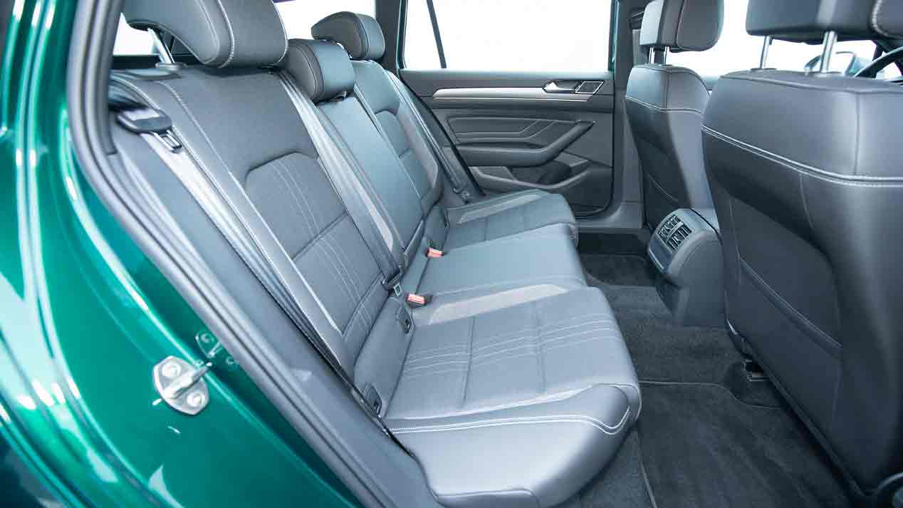Volkswagen Passat Alltrack Vs Volvo V60 AWD: berlinas de forma, SUV de fondo con motores diesel y tracción integral