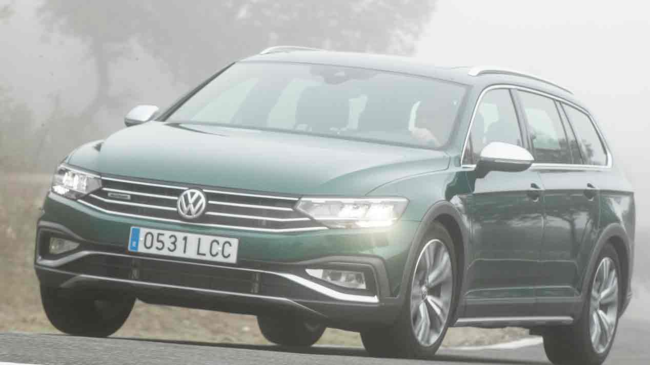 Volkswagen Passat Alltrack Vs Volvo V60 AWD: berlinas de forma, SUV de fondo con motores diesel y tracción integral