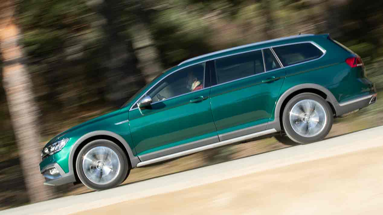 Volkswagen Passat Alltrack Vs Volvo V60 AWD: berlinas de forma, SUV de fondo con motores diesel y tracción integral