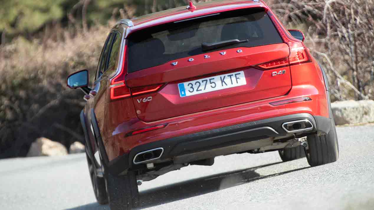Volkswagen Passat Alltrack Vs Volvo V60 AWD: berlinas de forma, SUV de fondo con motores diesel y tracción integral