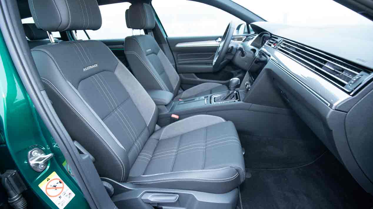 Volkswagen Passat Alltrack Vs Volvo V60 AWD: berlinas de forma, SUV de fondo con motores diesel y tracción integral