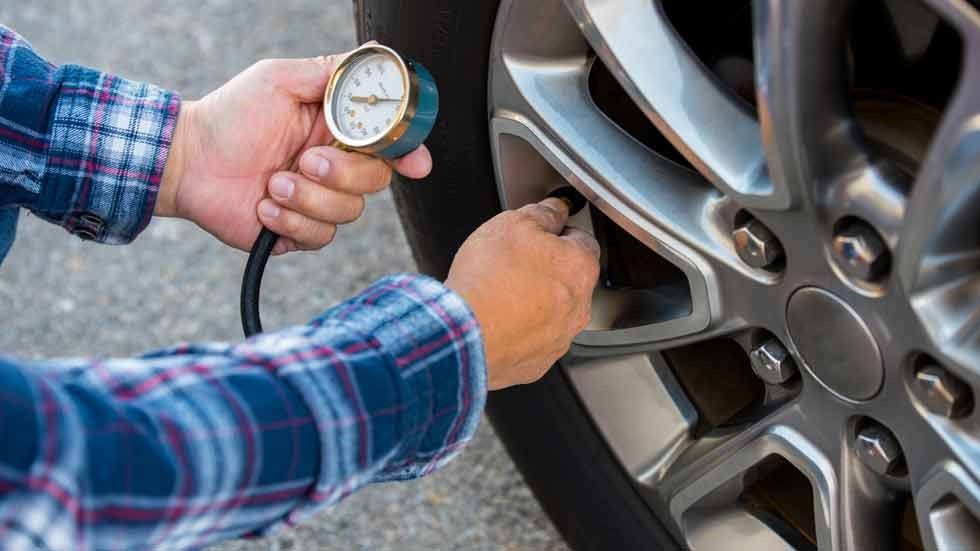 Es vital que compruebes esto de tus neumáticos antes de volver a coger el coche