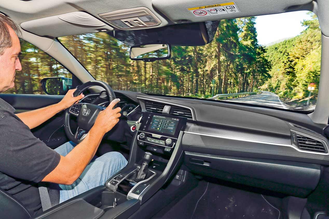 Ford Mondeo, Skoda Octavia y Honda Civic Sedán: coches con buen maletero y buen precio