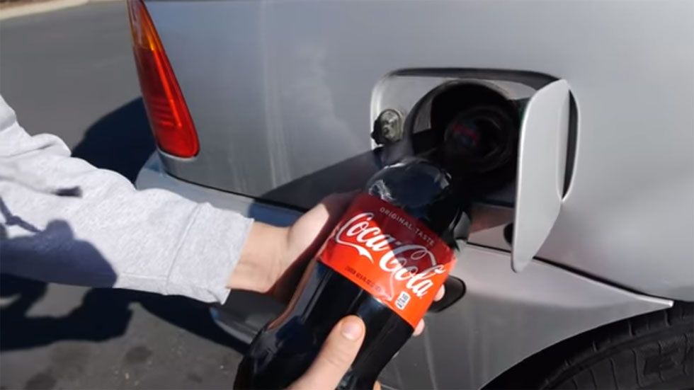 Esto es lo que le ocurre a un coche si le echas Coca-Cola en lugar de gasolina