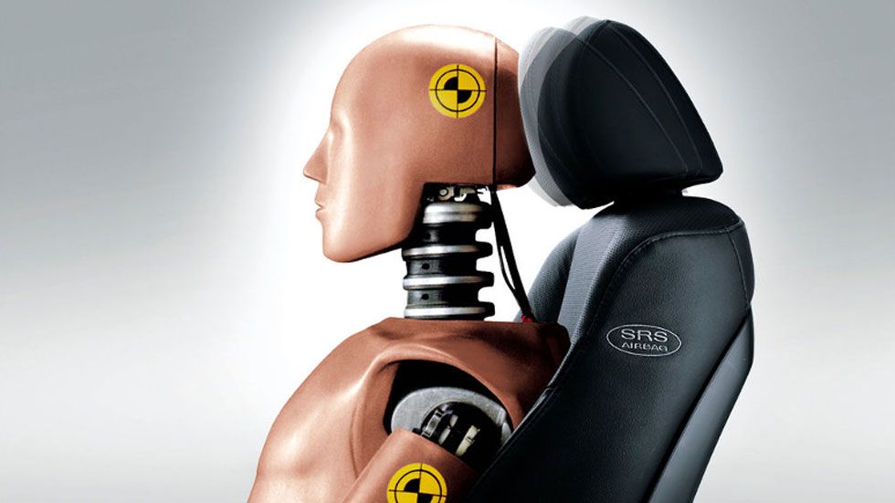 Cómo evitar en el coche el peligroso latigazo cervical: la DGT te lo indica