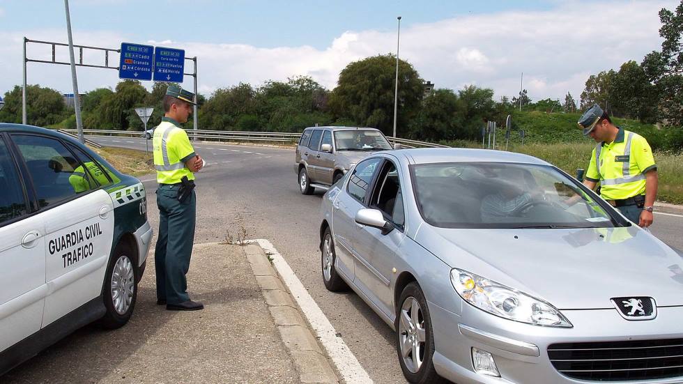 La Guardia Civil explica cómo actuar si te paran con el coche estos días