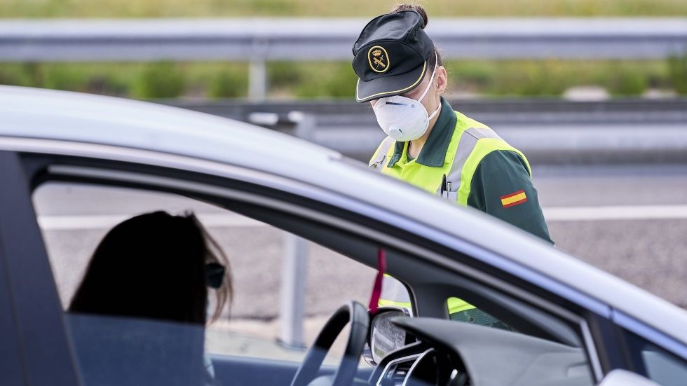 Cuándo es ya obligatorio llevar mascarilla en el coche y cuándo pueden multarte por conducir con ella
